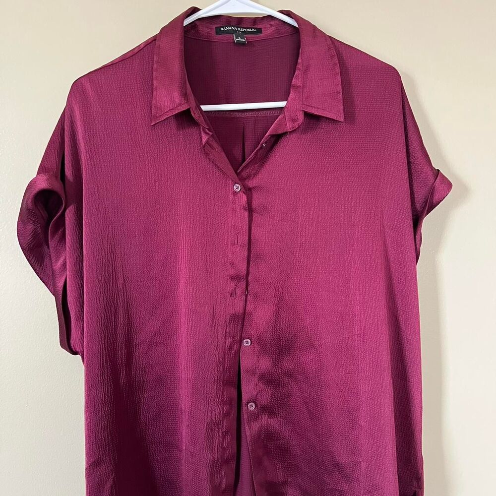 Banana Republic Women's Burgundy Short Sleeved Shirt Size L